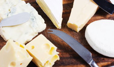 kompozisyon peynir kesme tahtası üzerinde