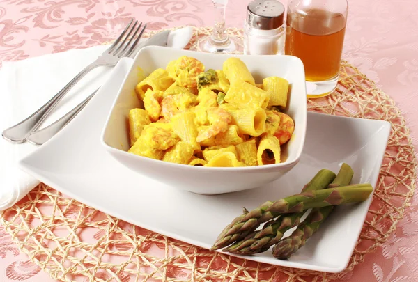 Pasta con asparagi e gamberetti — Foto Stock