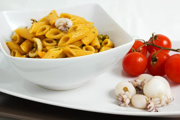 Pasta con cutlefih con tomates — Foto de Stock