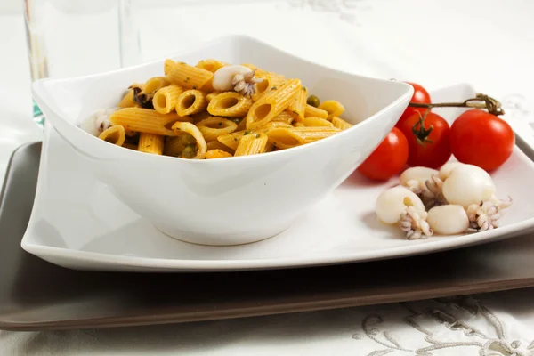 Pasta con cutlefih con tomates — Foto de Stock