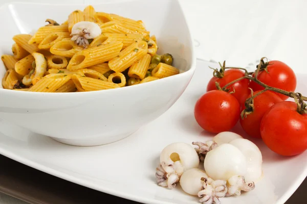 Pâtes à la seiche aux tomates — Photo