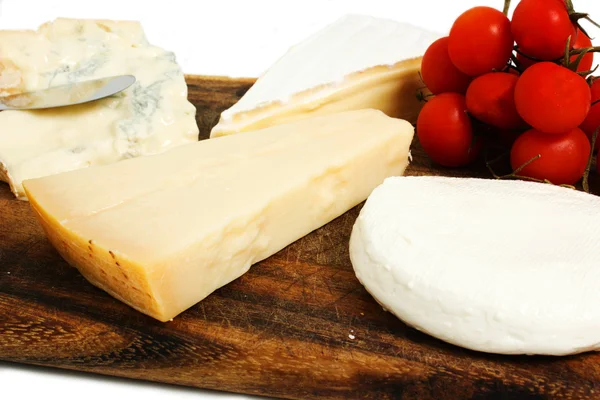Composición del queso en la tabla de cortar — Foto de Stock