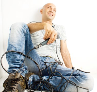 Beyaz bir arka planda şarkıcı