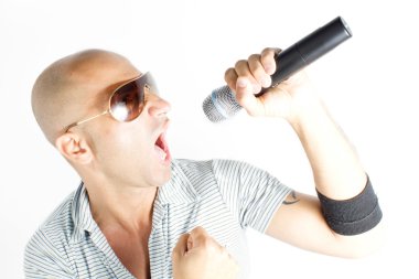 Beyaz bir arka planda şarkıcı