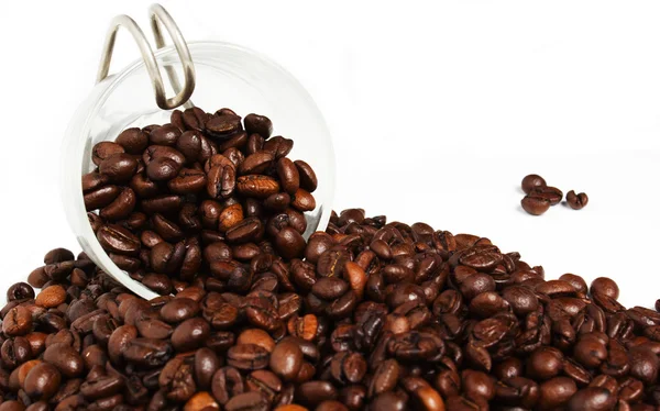 Taza de café o con granos de café sobre el fondo blanco —  Fotos de Stock