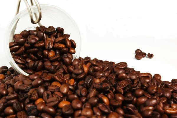 Taza de café o con granos de café sobre el fondo blanco —  Fotos de Stock