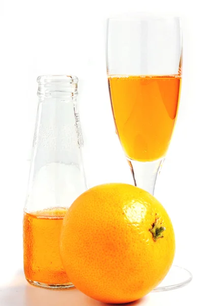 Apéritif avec orange sur fond blanc — Photo