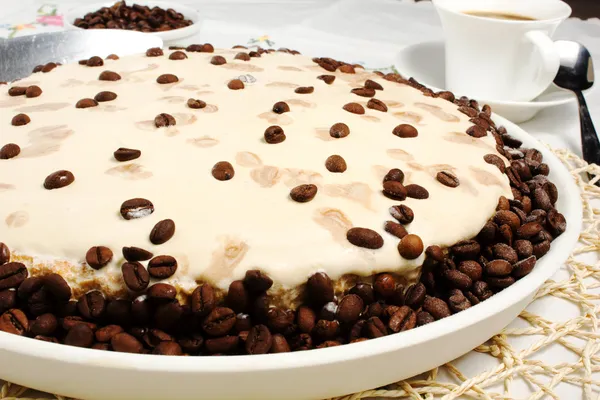 Kahveli kek üzerinde masa örtüsü — Stok fotoğraf
