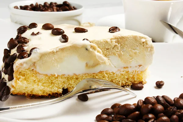 Kahveli kek üzerinde masa örtüsü