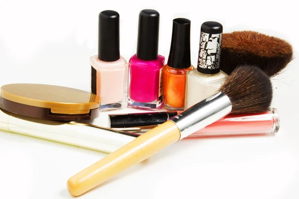 Beyaz arka plan üzerinde izole makyaj ürünleri