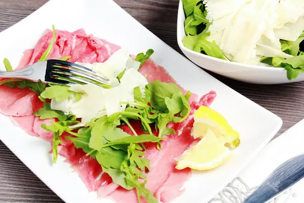 Fleisch-Carpaccio auf dem Tisch — Stockfoto