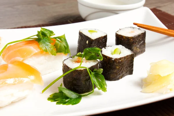 Sushi op tafel — Stockfoto