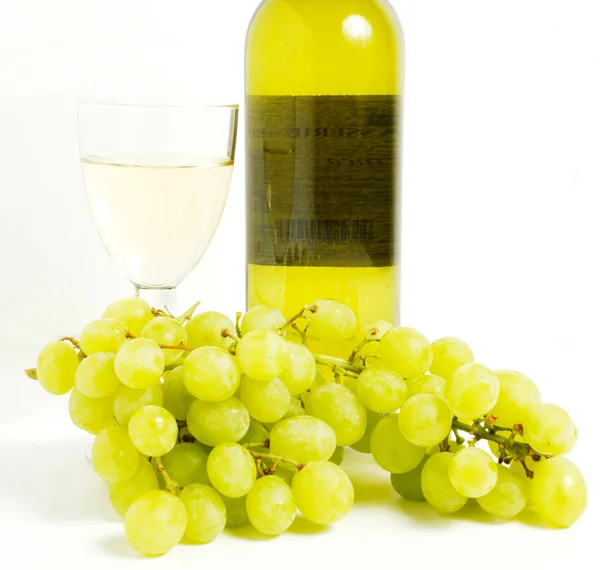 Garrafa de vinho com molho de uvas brancas — Fotografia de Stock