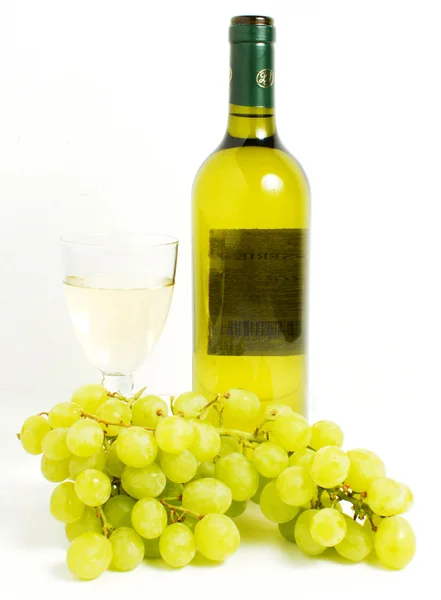 Garrafa de vinho com molho de uvas brancas — Fotografia de Stock