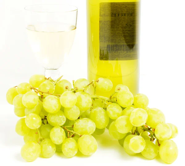 Wine bottle with bunch of white grapes — Stock Photo, Image