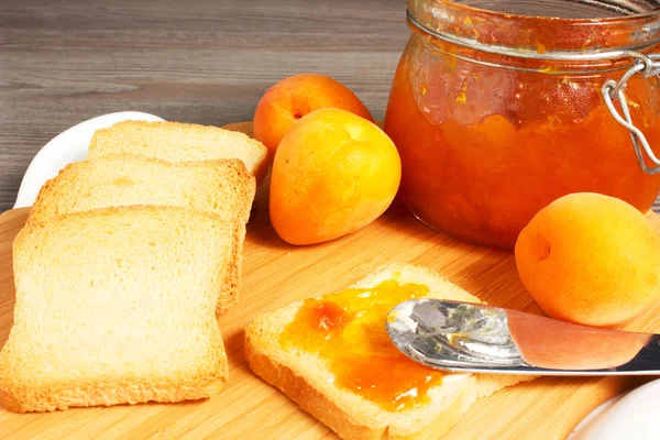 Apricot jam and apricots — Stock Photo, Image