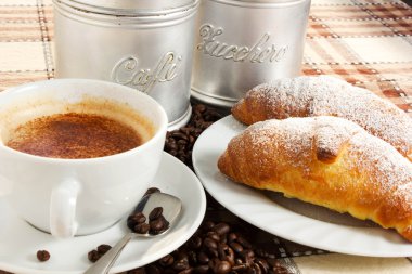 kahvaltımızda fincan kahve ve şeker ile