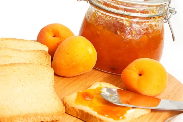 Apricot jam and apricots — Stock Photo, Image