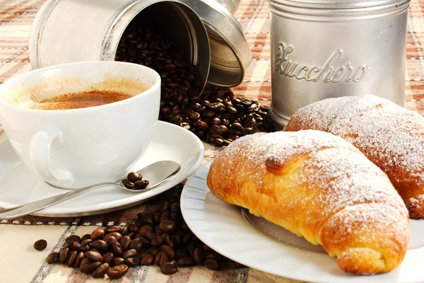 Brioches met kopje koffie en suiker — Stockfoto