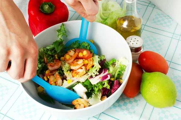 Fresh salad with shrimp — Stock Photo, Image