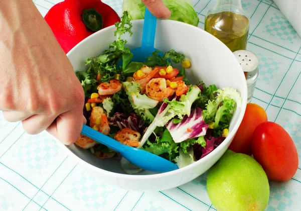 Fresh salad with shrimp — Stock Photo, Image