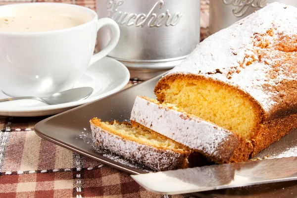 Plumcake op de schotel — Stockfoto