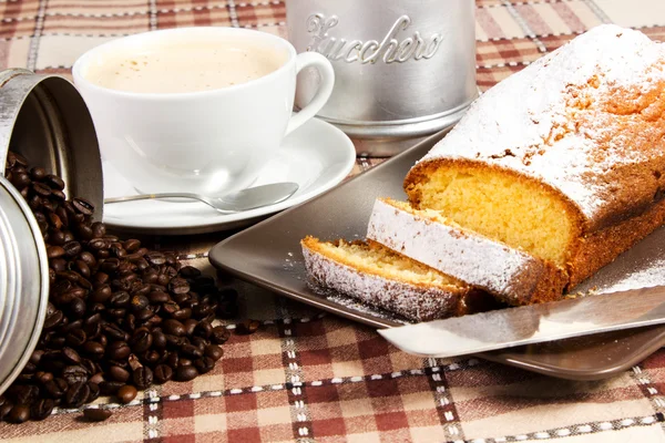 plumcake çanak üzerinde