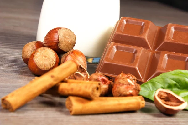 Орехи, шоколад и корица — стоковое фото