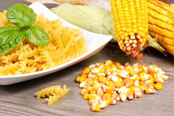 Milho fresco na mesa com macarrão — Fotografia de Stock