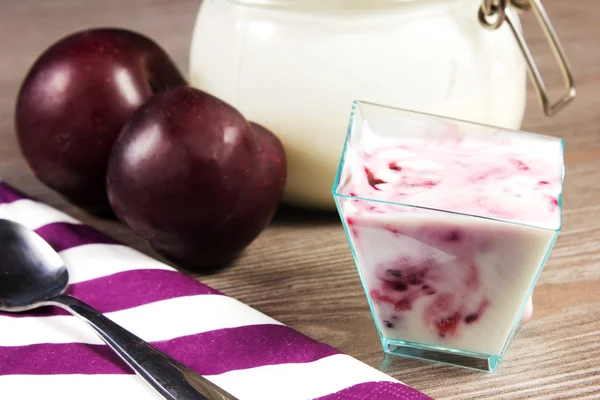 Plums yogurt — Stock Photo, Image