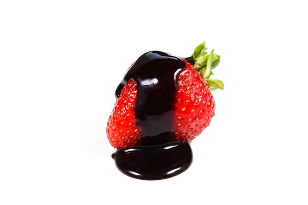 Morango mergulhado em chocolate — Fotografia de Stock