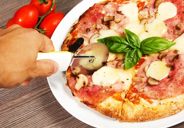 Pizza sobre la mesa —  Fotos de Stock
