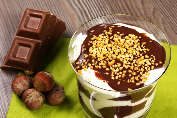 Шоколадный и кремовый десерт — стоковое фото