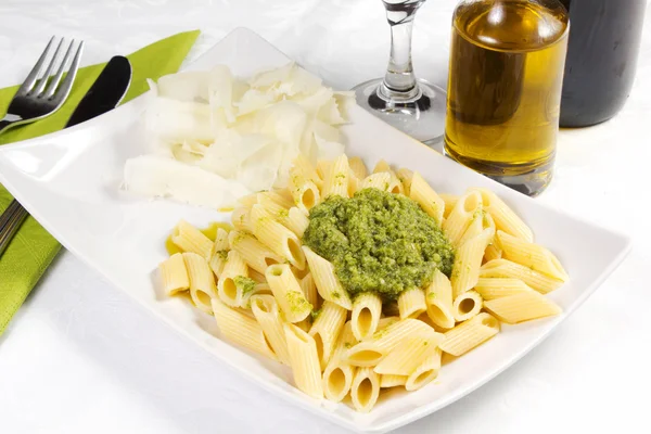 Nudeln mit Pesto — Stockfoto