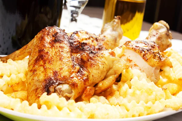 Pollo al forno con patate fritte — Foto Stock