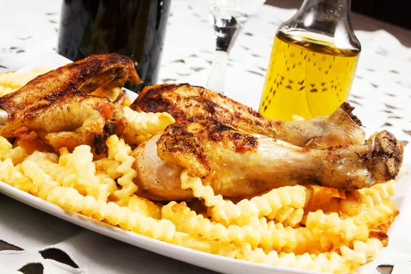 Pollo al forno con patate fritte — Foto Stock