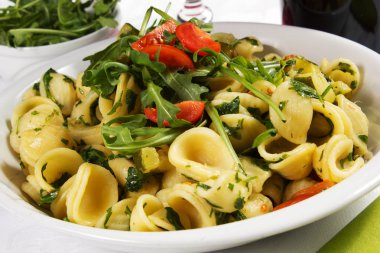 Orecchiette rucola salata ve domates ile