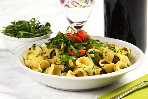 Orecchiette, with rucola salad and tomatoes — Stock Photo, Image