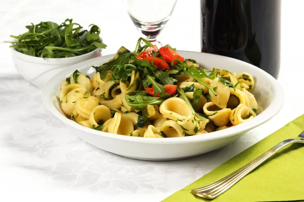 Orecchiette, with rucola salad and tomatoes — Stock Photo, Image