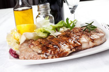 kalbur üzerinde pişmiş sığır eti