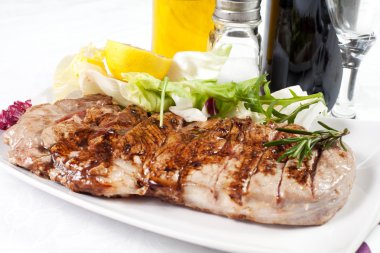 kalbur üzerinde pişmiş sığır eti