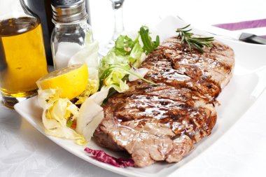 kalbur üzerinde pişmiş sığır eti