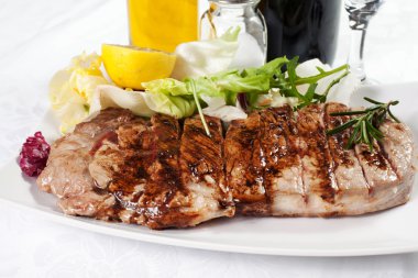 kalbur üzerinde pişmiş sığır eti