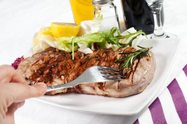 kalbur üzerinde pişmiş sığır eti