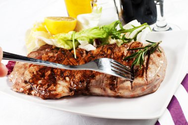 kalbur üzerinde pişmiş sığır eti