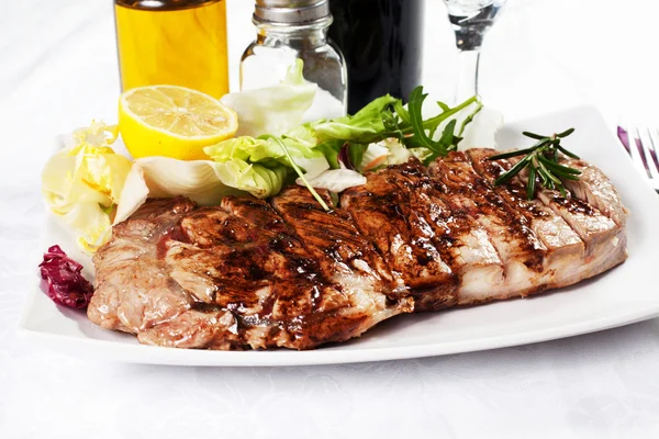 kalbur üzerinde pişmiş sığır eti