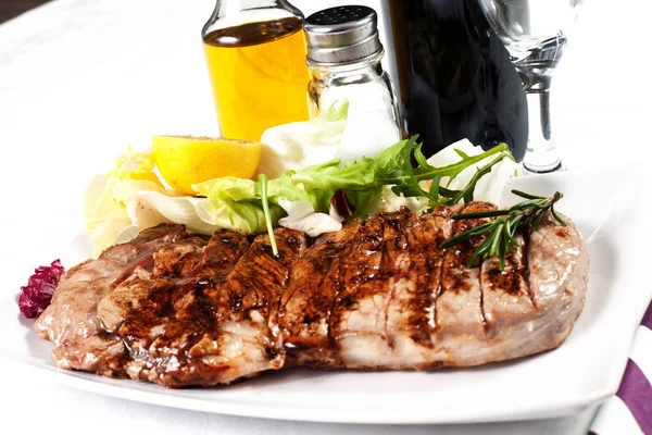 kalbur üzerinde pişmiş sığır eti