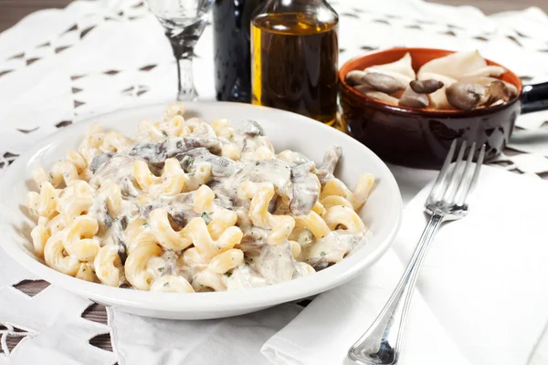 Penne con funghi e basilico — Foto Stock