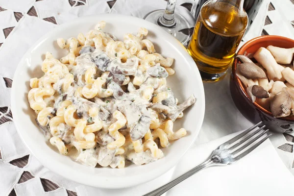 Penne con funghi e basilico — Foto Stock