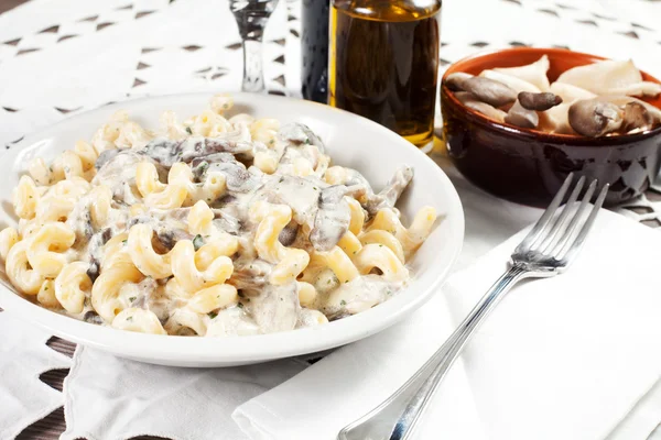 Penne Nudeln mit Pilz und Basilikum — Stockfoto